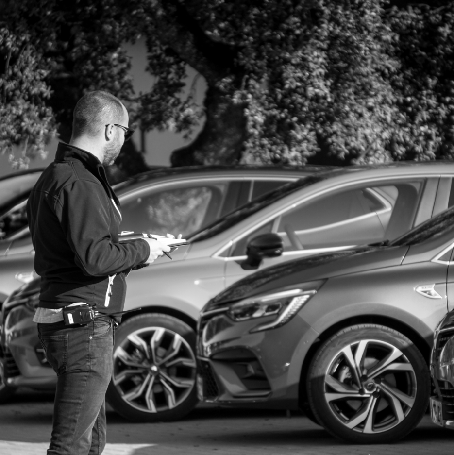 Préparation des véhicules avant un événement automobile