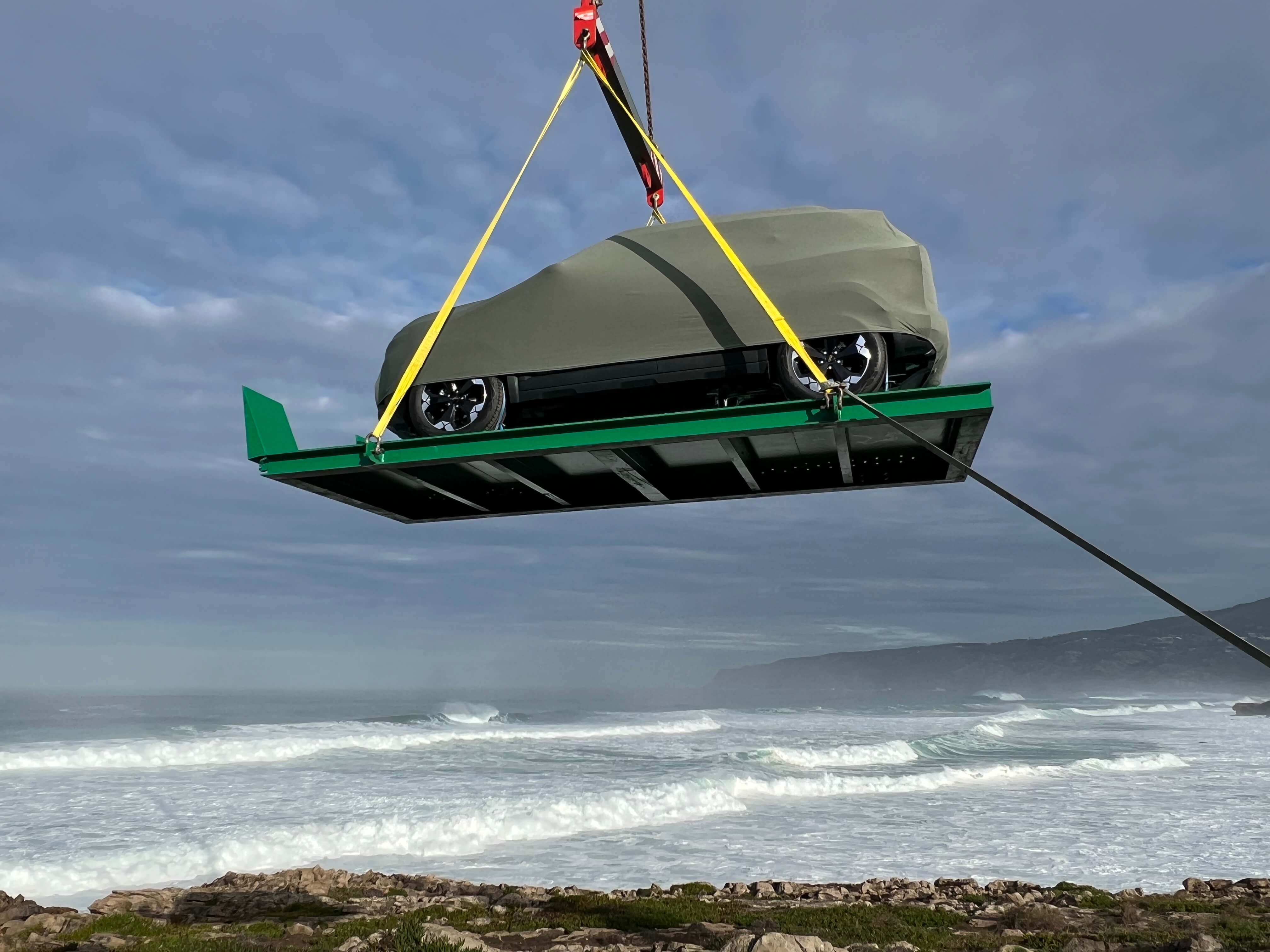 Chargement d’un véhicule Dacia à la grue : logistique automobile WIZ'Us