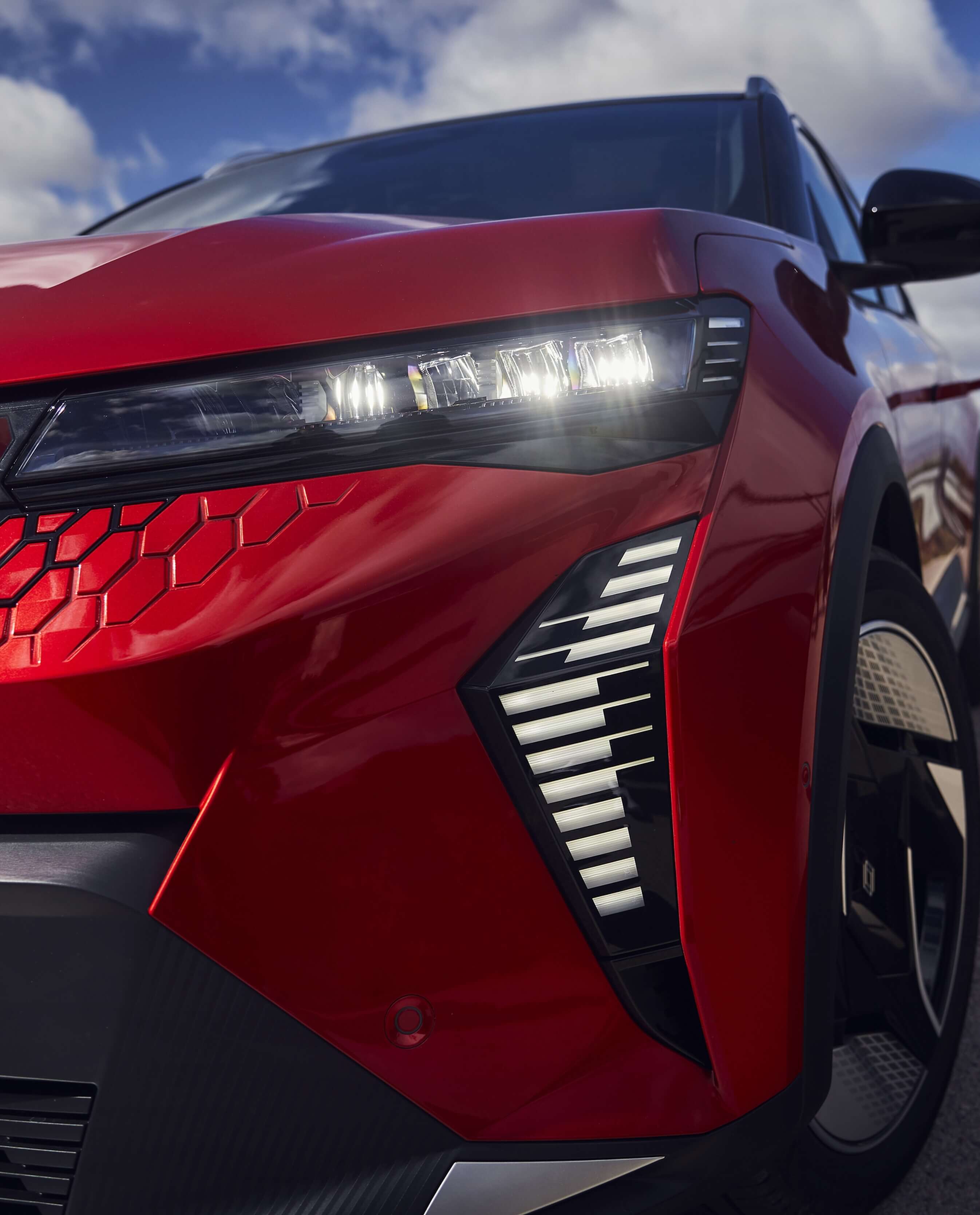 Renault Scénic rouge en essai dynamique lors d’un événement automobile orchestré par WIZ'Us